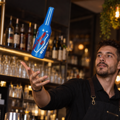 Bouteille de Flair Bartending Bleu - en situation d'utilisation