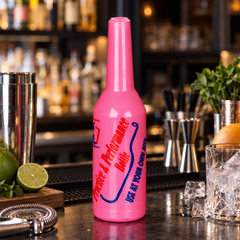 Bouteille de Flair Bartending Rose - mise en scène bar