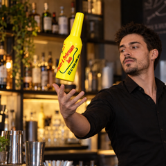 Bouteille de Flair Bartending Jaune - en situation d'utilisation
