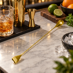 Cuillère de Bar Dorée avec Passoire — 30 ou 40 cm - mise en scène bar