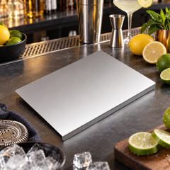 Planche à Découper Inox avec Rebord - mise en scène bar