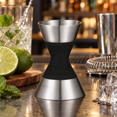 Jigger Double Doseur Cocktail en Inox avec Poignée Antidérapante - mise en scène bar
