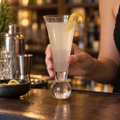 Verre à Cocktail Boule en Cristal 180 ml - en situation d'utilisation