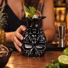 Verre à cocktail Tiki pieuvre noir en céramique 530 ml - en situation d'utilisation