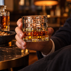 Verre à Whisky Rotatif en Verre Cristallin - en situation d'utilisation