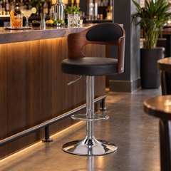 Tabouret de bar pivotant en bois massif - mise en scène bar