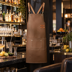 Tablier en similicuir léger - mise en scène bar