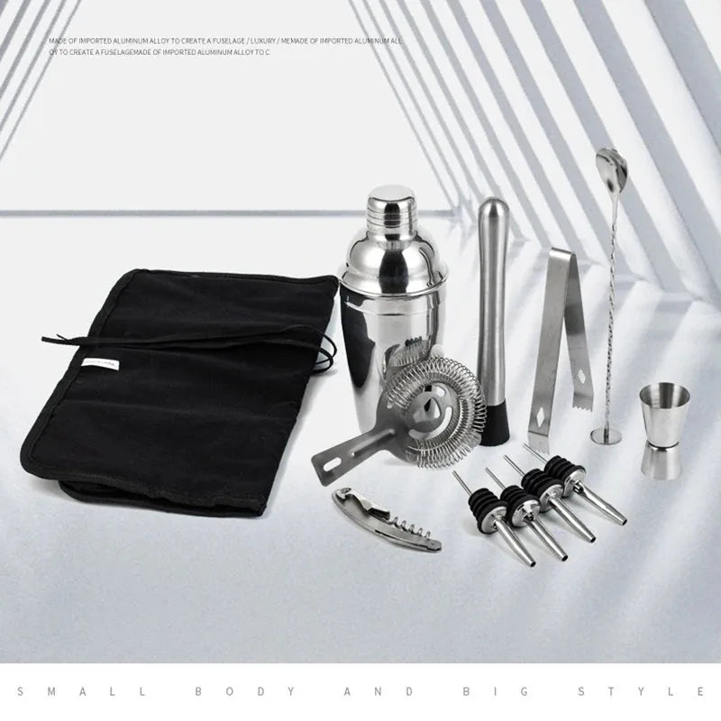 Composition marketing des accessoires du kit cocktail disposés à côté de la sacoche en toile noire, avec argumentaire visuel