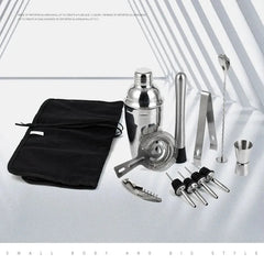 Composition marketing des accessoires du kit cocktail disposés à côté de la sacoche en toile noire, avec argumentaire visuel