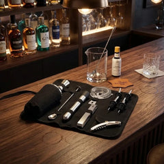 Kit cocktail déployé sur un comptoir de bar en bois, avec étagère de bouteilles d'alcool en arrière-plan