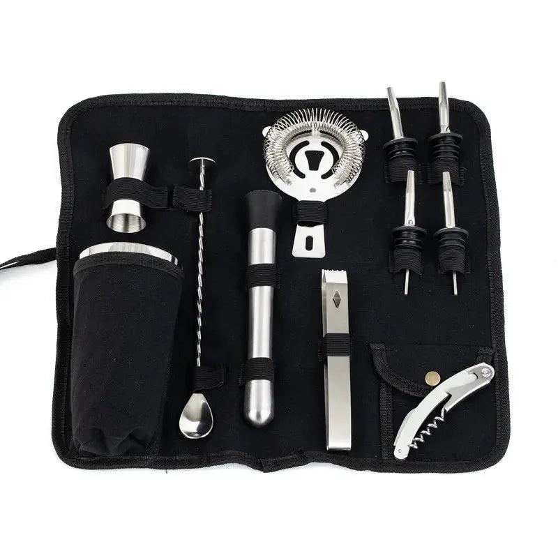 Kit shaker à cocktails avec sac de rangement en toile noire, trousse ouverte présentant tous les accessoires sur fond blanc