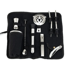 Kit shaker à cocktails avec sac de rangement en toile noire, trousse ouverte présentant tous les accessoires sur fond blanc