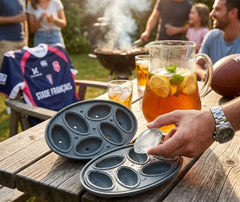 Moule à glaçons ballons de rugby utilisé lors d'un apéritif entre amis en extérieur avec un maillot du Stade Français