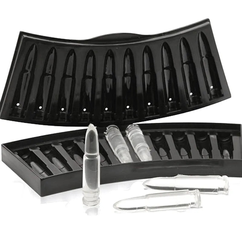 Moule à glaçons en silicone noir en forme de balles de fusil avec glaçons transparents, présenté sur fond blanc