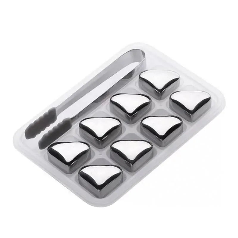 Plateau de 8 glaçons en forme de cœur en acier inoxydable avec pince de service assortie, présentés sur fond blanc.
