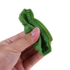 Gros plan sur une main tenant le moule à glaçons Grenade en silicone souple pour montrer sa flexibilité