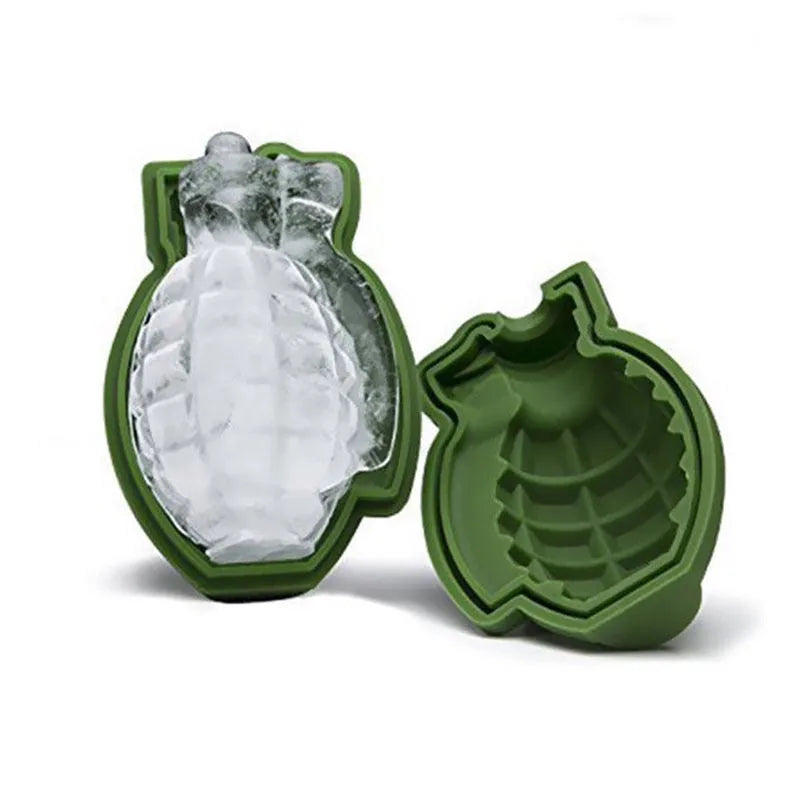 Moule à glaçons Grenade ouvert laissant apparaître un glaçon en forme de grenade, posé à côté du moule vide sur fond blanc
