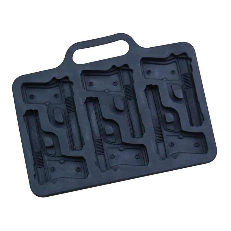Moule à glaçons en silicone noir en forme de pistolet, vue en perspective sur fond blanc, avec ses trois empreintes