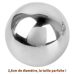 Gros plan sur un glaçon en inox indiquant un diamètre de 2,5 centimètres, la taille idéale pour un verre de whisky.