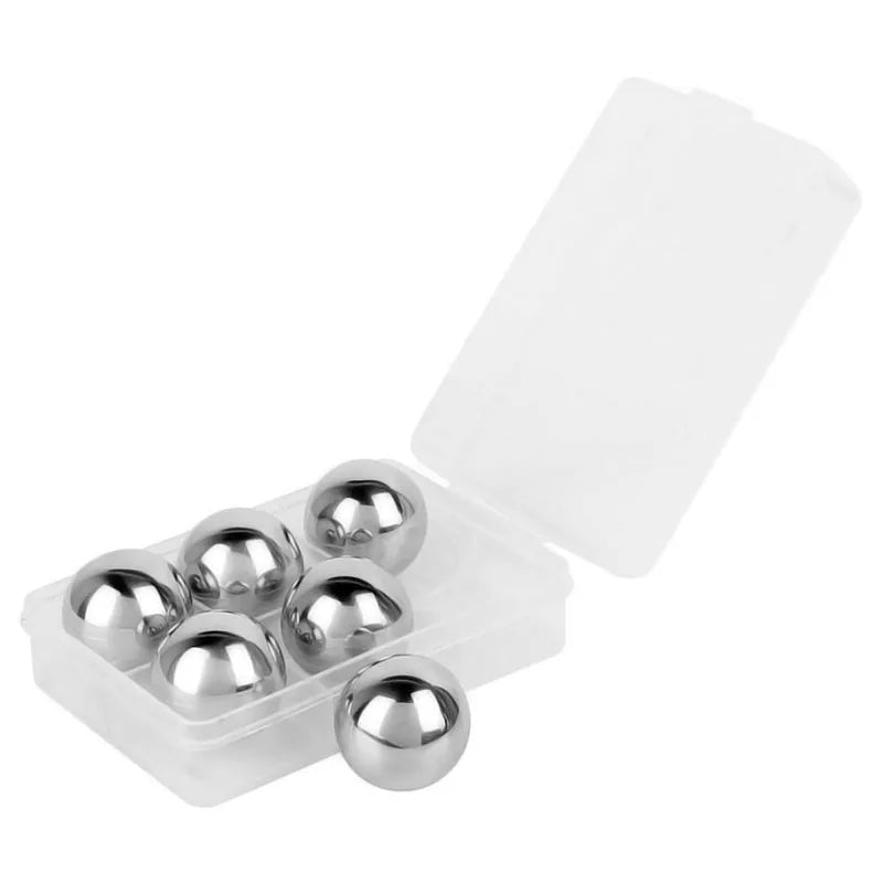 Boîte de six glaçons en inox ouverte sur fond blanc, présentant les billes métalliques polies.