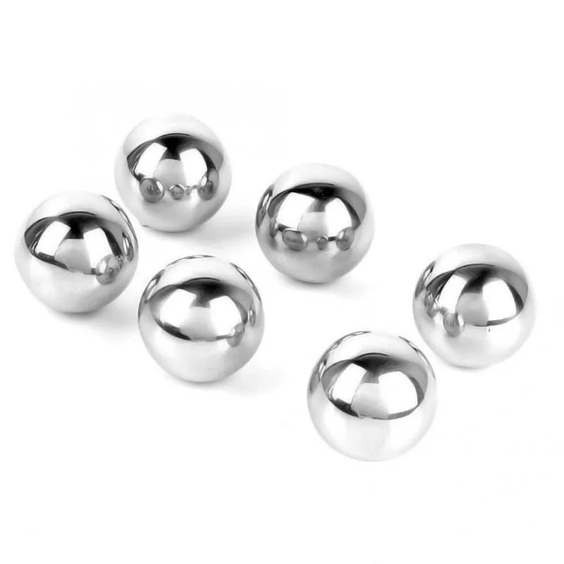 Six glaçons réutilisables en acier inoxydable disposés sur un fond blanc, sans emballage.