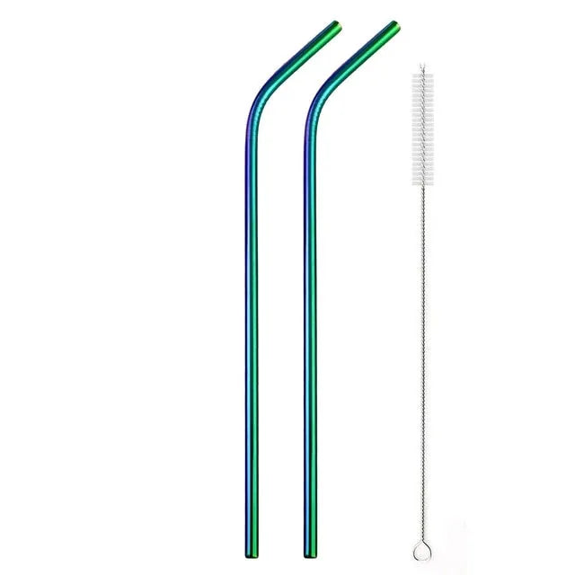 Deux grandes pailles cocktail multicolores courbées en acier inoxydable accompagnées de leur goupillon de nettoyage, sur fond blanc.