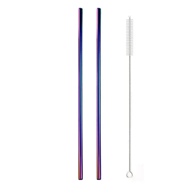 Deux grandes pailles cocktail multicolores droites en acier inoxydable accompagnées de leur goupillon de nettoyage, sur fond blanc.