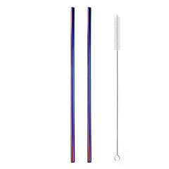 Deux grandes pailles cocktail multicolores droites en acier inoxydable accompagnées de leur goupillon de nettoyage, sur fond blanc.