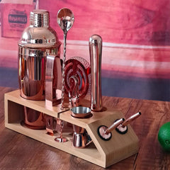 Kit cocktail rose gold sur son support en bambou, ambiance colorée avec citron vert