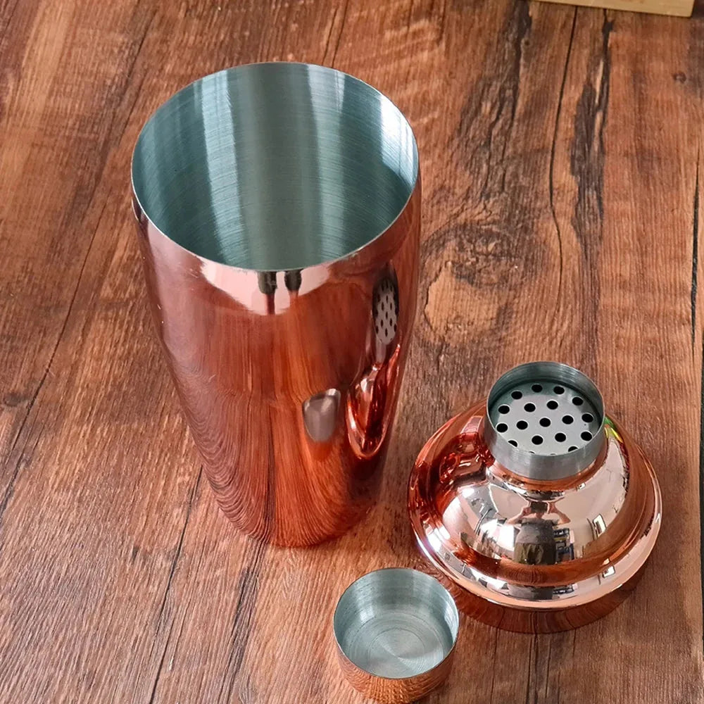 Shaker rose gold démonté montrant le couvercle passoire et le bouchon doseur