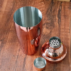Shaker rose gold démonté montrant le couvercle passoire et le bouchon doseur
