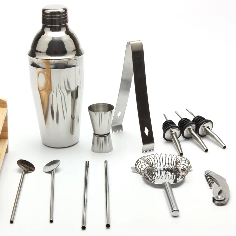 Ensemble des accessoires du kit cocktail en bois présentés séparément : shaker, doseur, pince, becs verseurs, cuillères, pailles et tire-bouchon.