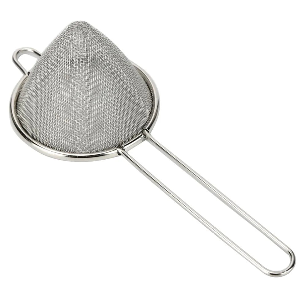 Passoire fine à maille métallique avec long manche, utilisée pour filtrer les résidus lors du service du cocktail