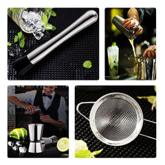 Collage de quatre scènes d'utilisation du kit : pilon avec glace et menthe, shaker en action, service dans un verre à shot et passoire à thé en gros plan