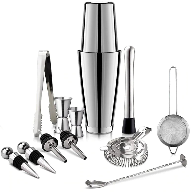 Kit cocktail Boston complet avec shaker, pilon, jiggers, passoires, pince et bouchons verseurs présentés sur fond blanc