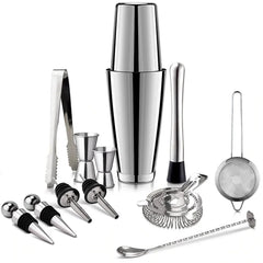 Kit cocktail Boston complet avec shaker, pilon, jiggers, passoires, pince et bouchons verseurs présentés sur fond blanc