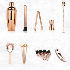 Détail des accessoires du kit cocktail cuivre : shaker, pilon, pince, doseur, cuillère, passoire, becs verseurs et tire-bouchon
