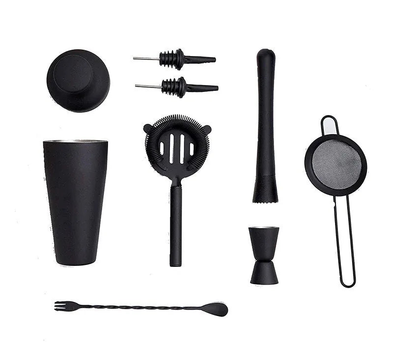 Vue détaillée de tous les accessoires du kit cocktail débutant disposés séparément : shaker, passoires, doseur, pilon, cuillère et becs verseurs