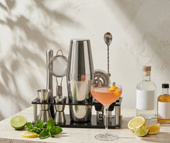 Kit cocktail DIY avec cocktail rose garni d'agrumes, en ambiance extérieure ensoleillée