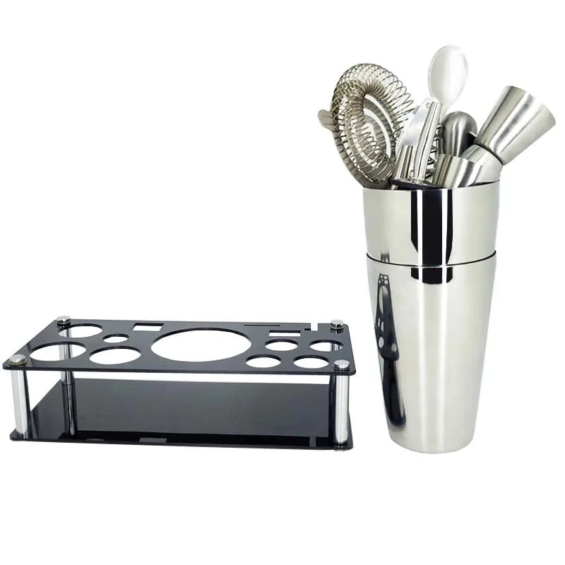 Kit cocktail DIY avec support noir et ustensiles rangés dans le shaker, sur fond blanc