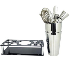 Kit cocktail DIY avec support noir et ustensiles rangés dans le shaker, sur fond blanc