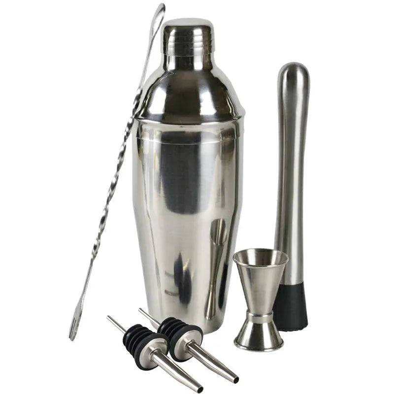 Kit cocktail complet avec shaker inox, cuillère à mélange, pilon, doseur double et becs verseurs sur fond blanc