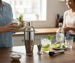 Deux personnes préparant des mojitos dans une cuisine avec le kit cocktail posé sur le plan de travail
