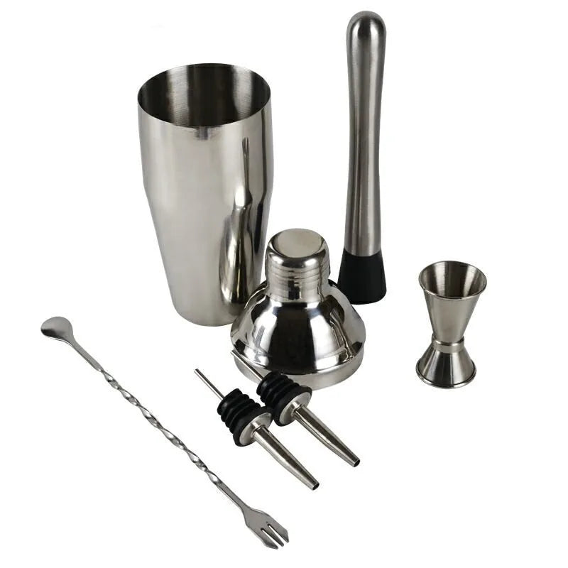 Vue éclatée du kit cocktail montrant le shaker démonté, le pilon, la cuillère à mélange, le doseur et les becs verseurs
