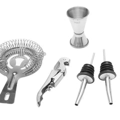 Gros plan sur la passoire Hawthorne, le verre doseur gradué 30 ml, le tire-bouchon et les deux becs verseurs du kit, présentés sur fond blanc.
