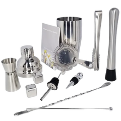 Accessoires du kit cocktail avec livret de recettes, doseur, passoire à glaçons et pince à glace