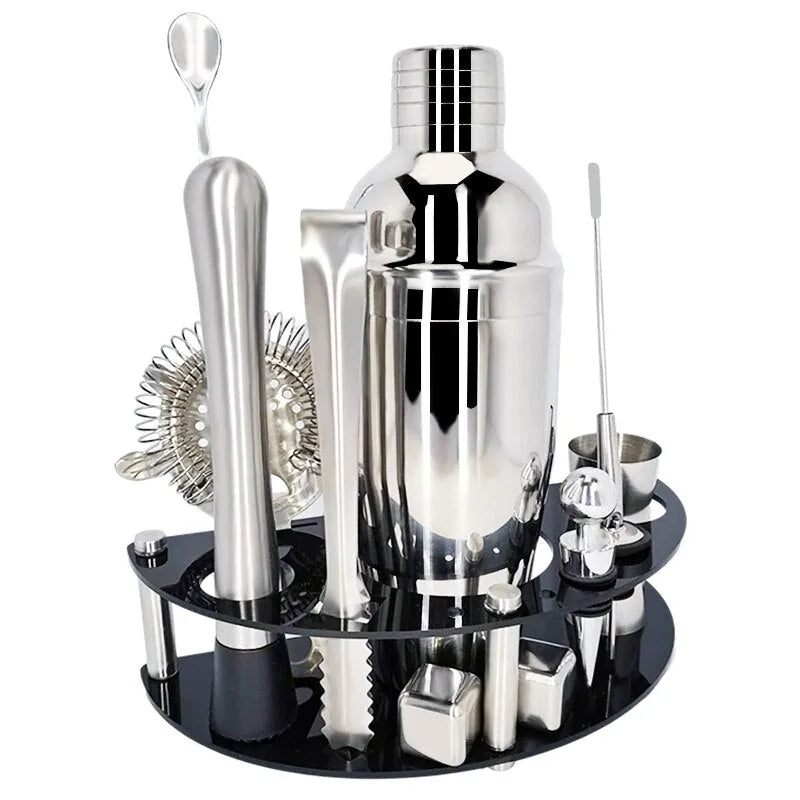 Kit cocktail Grand Prestige complet : shaker, doseur, cuillère à mélange, pince et présentoir sur fond blanc