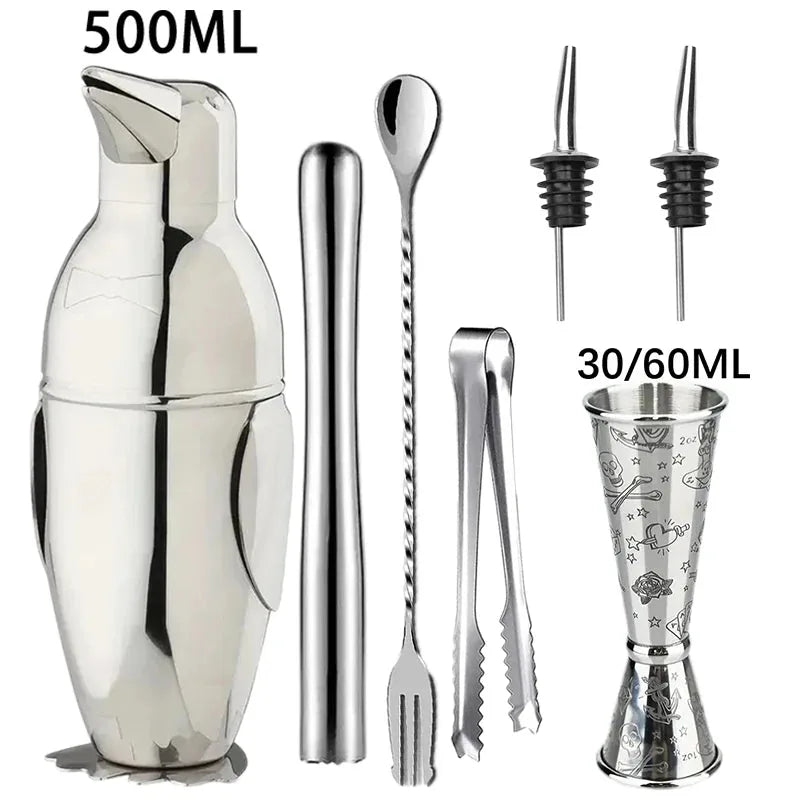 Kit cocktail complet de sept pièces avec shaker pingouin, pilon à cocktail, cuillère à mélange torsadée, pince à glaçons, deux bouchons verseurs et doseur double 30/60 ml.