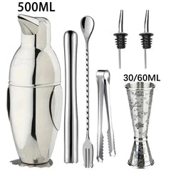 Kit cocktail complet de sept pièces avec shaker pingouin, pilon à cocktail, cuillère à mélange torsadée, pince à glaçons, deux bouchons verseurs et doseur double 30/60 ml.