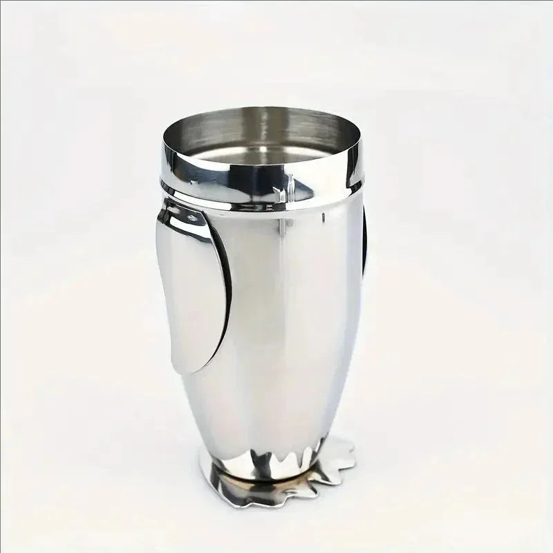 Vue rapprochée de l'ouverture du shaker en inox poli montrant son embout de service intégré.